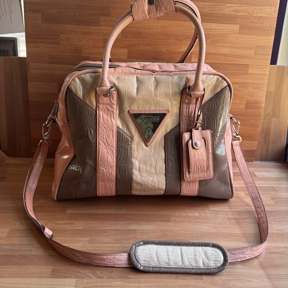 Guess big carry on bag Pastel pink and gray
